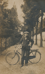 860873 Portret van Gerard Meijers (kapper, Waterstraat 18) in Wijk C te Utrecht, bij zijn fiets op een onbekende ...